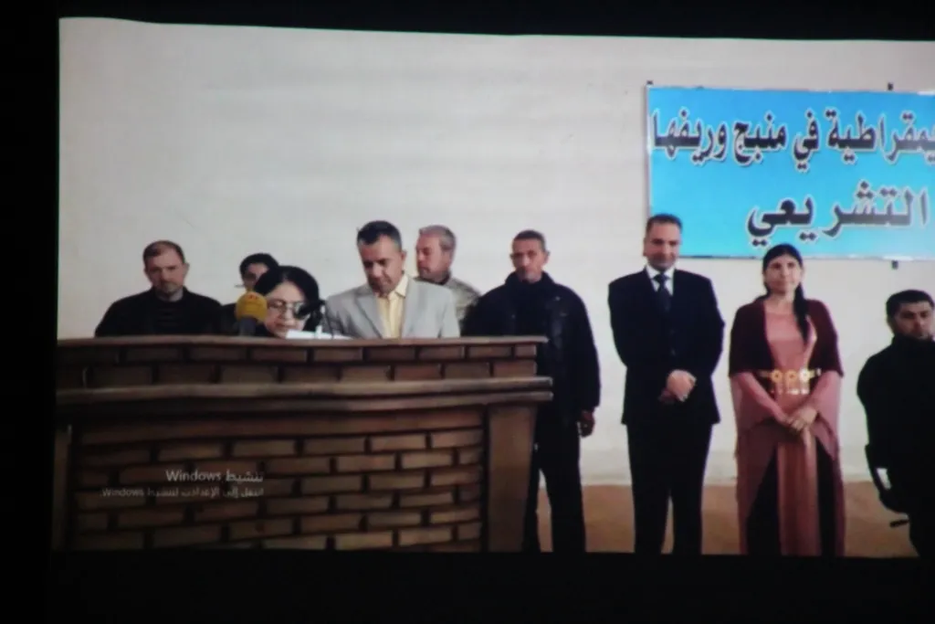 العشرات في منبج يحتفلون بالذكرى السنوية الخامسة لتأسيس الإدارة المدنية الديمقراطية