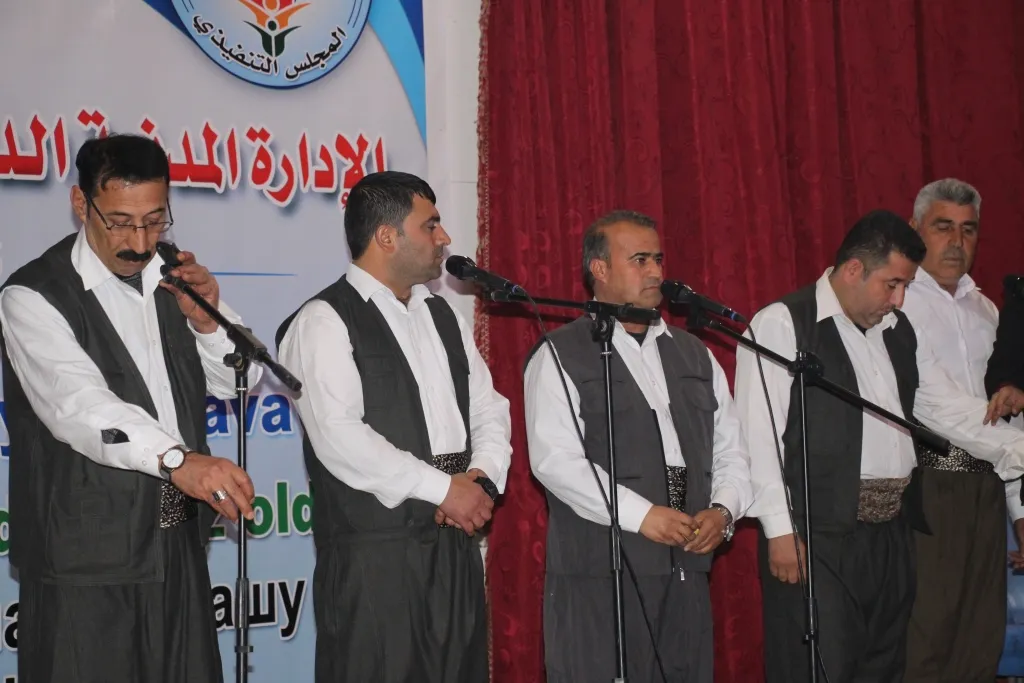 العشرات في منبج يحتفلون بالذكرى السنوية الخامسة لتأسيس الإدارة المدنية الديمقراطية