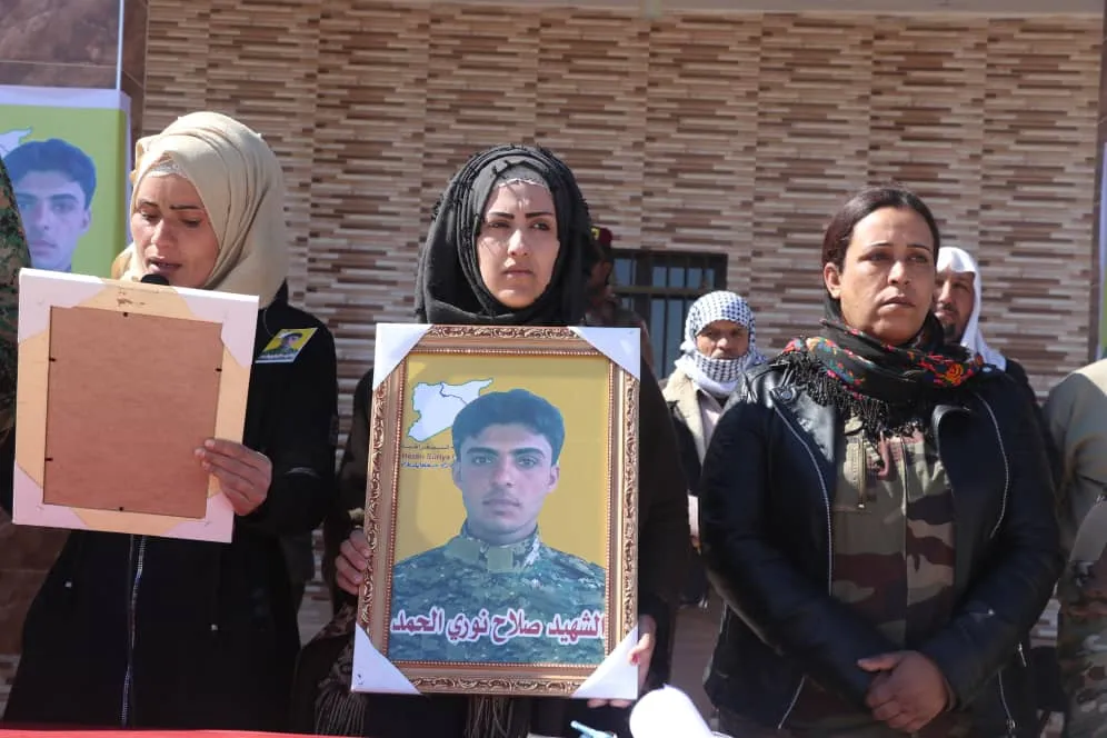 ​​​​​​​أهالي الشدادي يشيّعون جثمان مقاتل في قسد إلى مثواه الأخير في مزار الشهداء