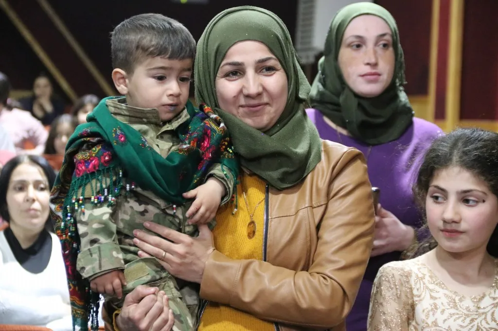 حفلة لأبناء الشهداء بمناسبة ميلاد القائد أوجلان في مركز دجلة للثقافة والفن
