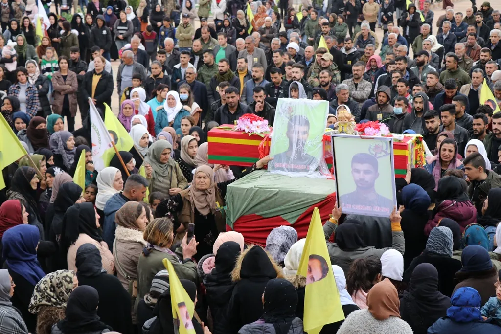 بمراسم مهيبة.. أهالي قامشلو يشيعون جثمان الشهيد أحمد علي