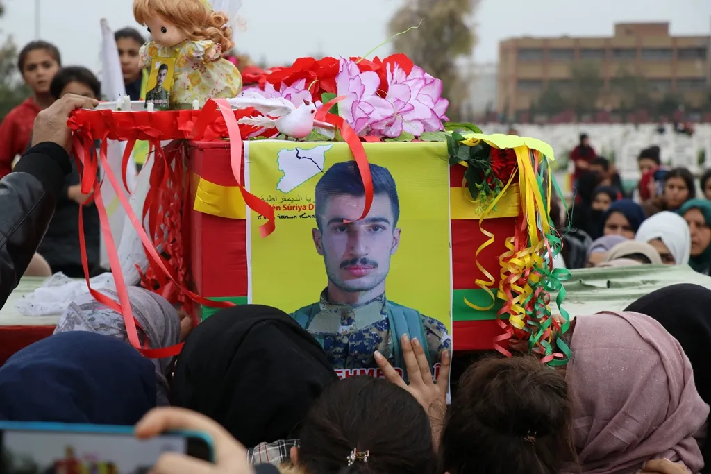 بمراسم مهيبة.. أهالي قامشلو يشيعون جثمان الشهيد أحمد علي