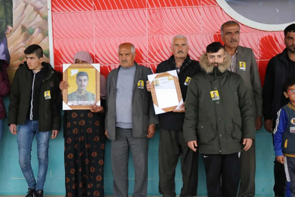 بمراسم مهيبة.. أهالي قامشلو يشيعون جثمان الشهيد أحمد علي