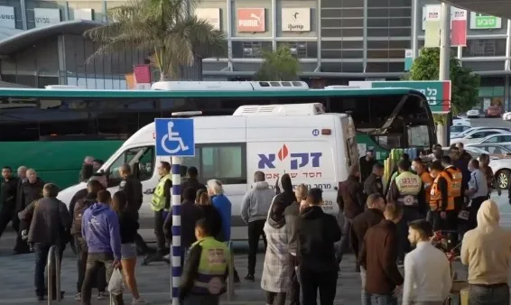 مقتل 4 إسرائيليين وإصابة آخرين في عملية "دهس وطعن" فلسطينية