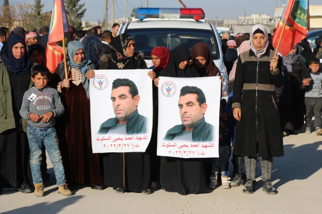 ​​​​​​​أهالي منبج يشيعون جثمان الشهيد أحمد الستود ويستذكرون شهداء شهر آذار
