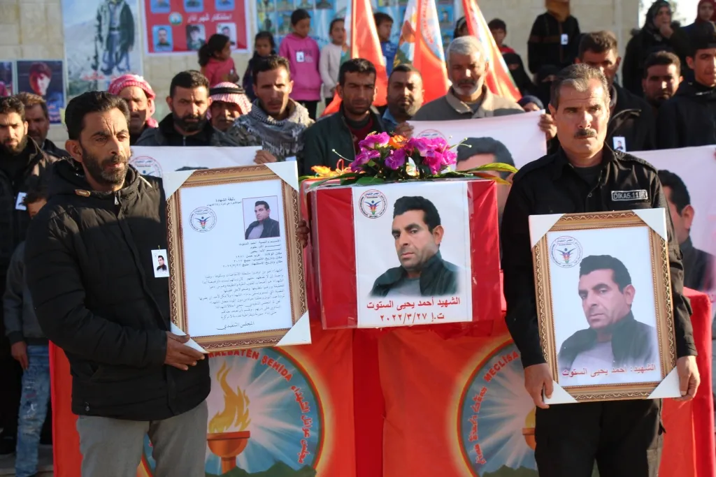 ​​​​​​​أهالي منبج يشيعون جثمان الشهيد أحمد الستود ويستذكرون شهداء شهر آذار