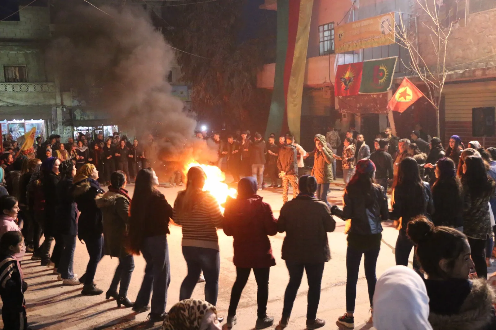 بالصور والفيديو.. أهالي شمال وشرق سوريا يوقدون شعلة نوروز 2022