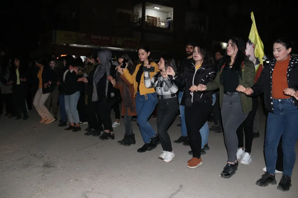 بالصور والفيديو.. أهالي شمال وشرق سوريا يوقدون شعلة نوروز 2022