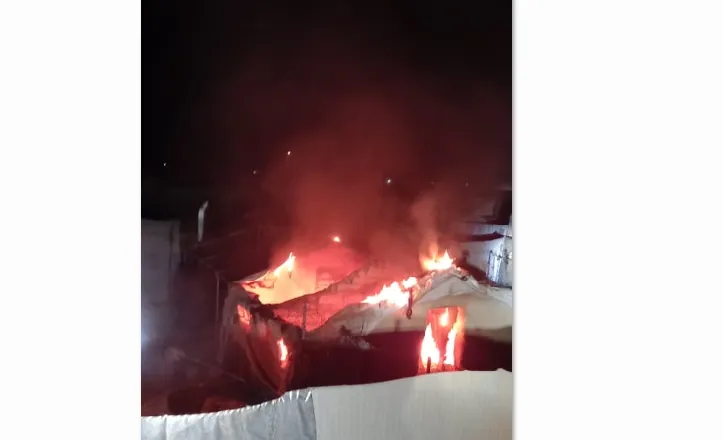 حريق متعمد في أحد أقسام مخيم الهول أسفر عن خسائر مادية