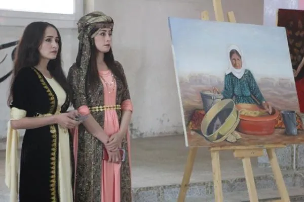 ​​​​​​​بأنامل شابة.. كفاح ثقافي تخوضه المرأة الكردية في روج آفا