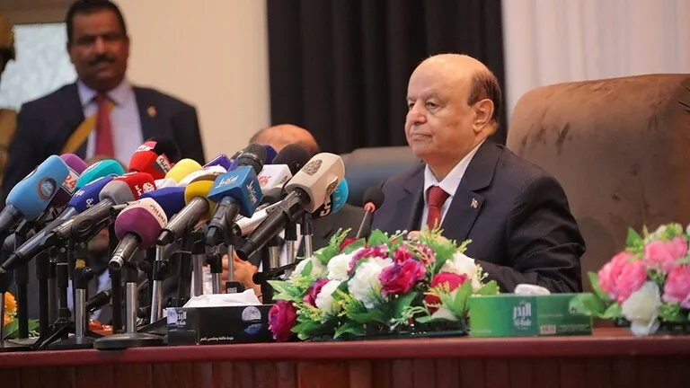 ​​​​​​​الرئيس اليمني يعلن تشكيل مجلس قيادة رئاسي ونقل كافة صلاحياته له
