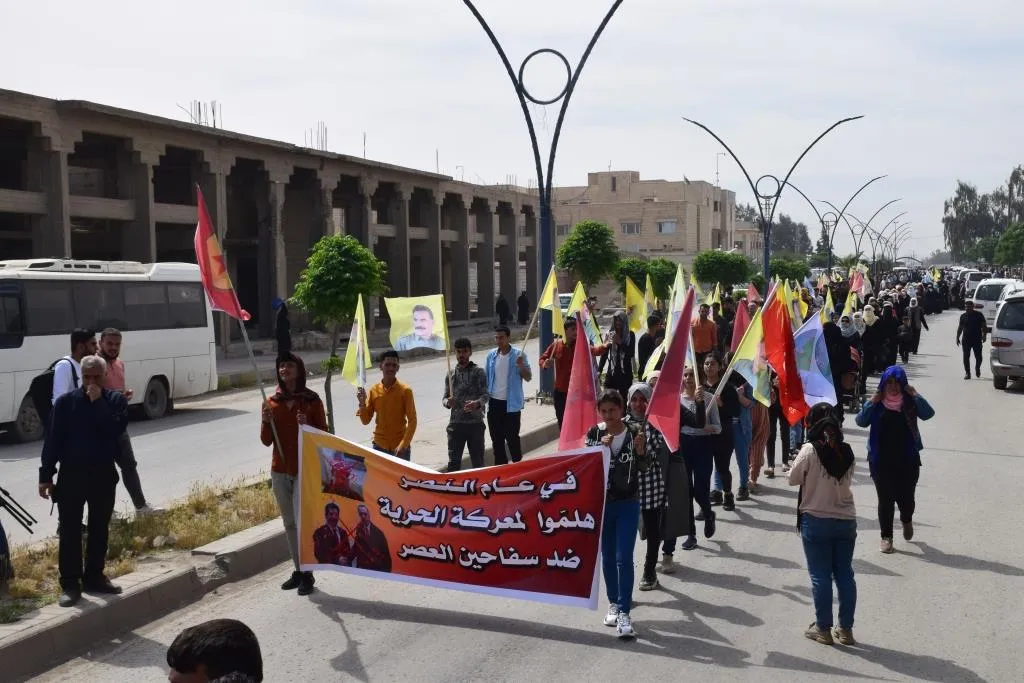 خلال مظاهرة.. أهالي الرقة يستنكرون هجمات الاحتلال التركي وPDK على المنطقة وجنوب كردستان
