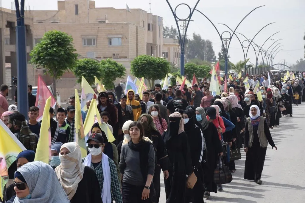 خلال مظاهرة.. أهالي الرقة يستنكرون هجمات الاحتلال التركي وPDK على المنطقة وجنوب كردستان