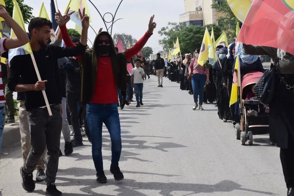 خلال مظاهرة.. أهالي الرقة يستنكرون هجمات الاحتلال التركي وPDK على المنطقة وجنوب كردستان