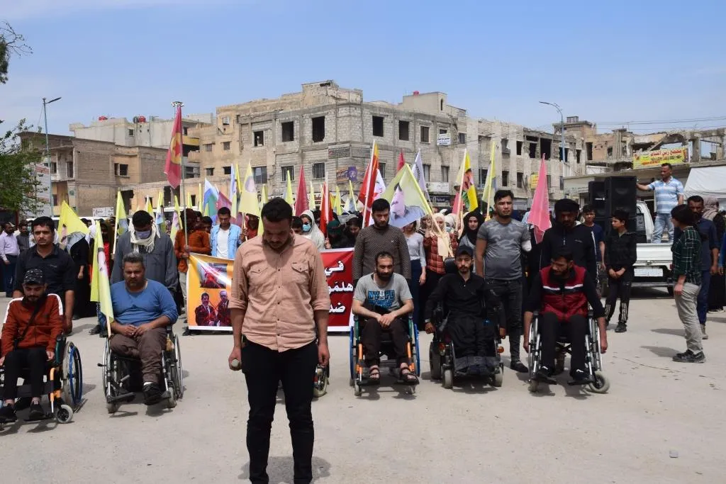 خلال مظاهرة.. أهالي الرقة يستنكرون هجمات الاحتلال التركي وPDK على المنطقة وجنوب كردستان