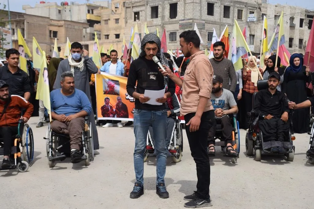 خلال مظاهرة.. أهالي الرقة يستنكرون هجمات الاحتلال التركي وPDK على المنطقة وجنوب كردستان