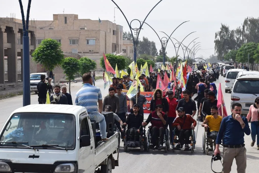 خلال مظاهرة.. أهالي الرقة يستنكرون هجمات الاحتلال التركي وPDK على المنطقة وجنوب كردستان