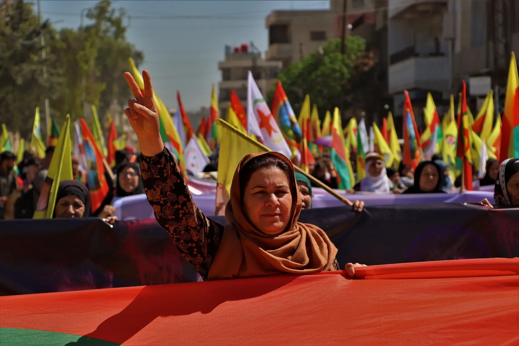 ​​​​​​​الآلاف في قامشلو يتظاهرون ضد هجوم الإبادة المشترك بين تركيا المحتلة والحزب الديمقراطي الكردستاني