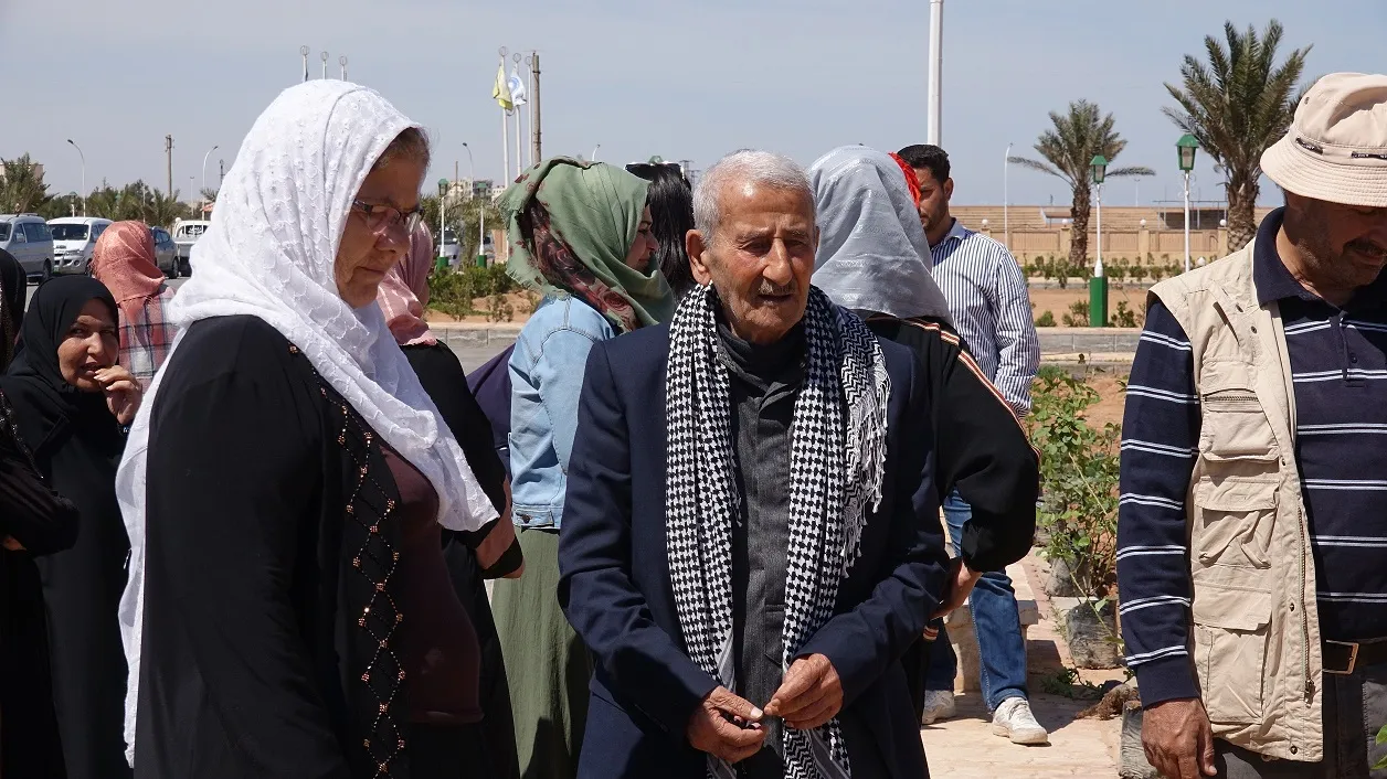 والد الشهيد عزيز عرب يشارك في حملة تشجير بمزار الطبقة استذكاراً لشهداء "مطرقة الشعوب"