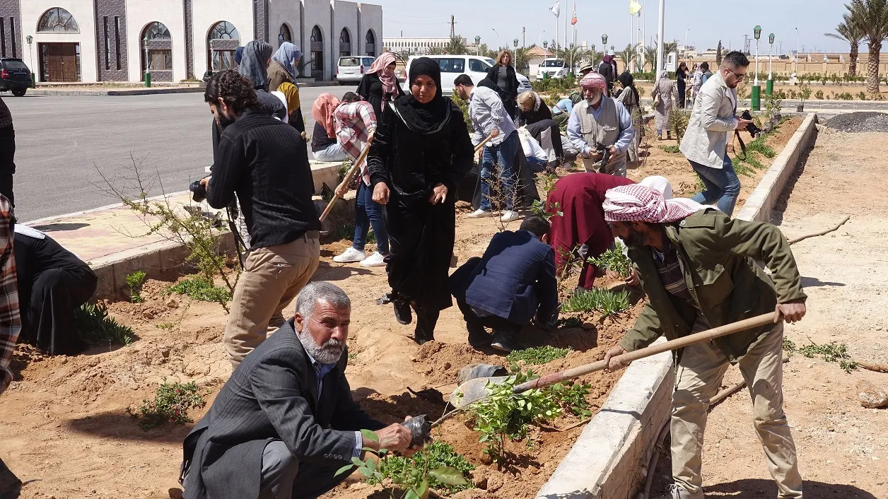والد الشهيد عزيز عرب يشارك في حملة تشجير بمزار الطبقة استذكاراً لشهداء "مطرقة الشعوب"