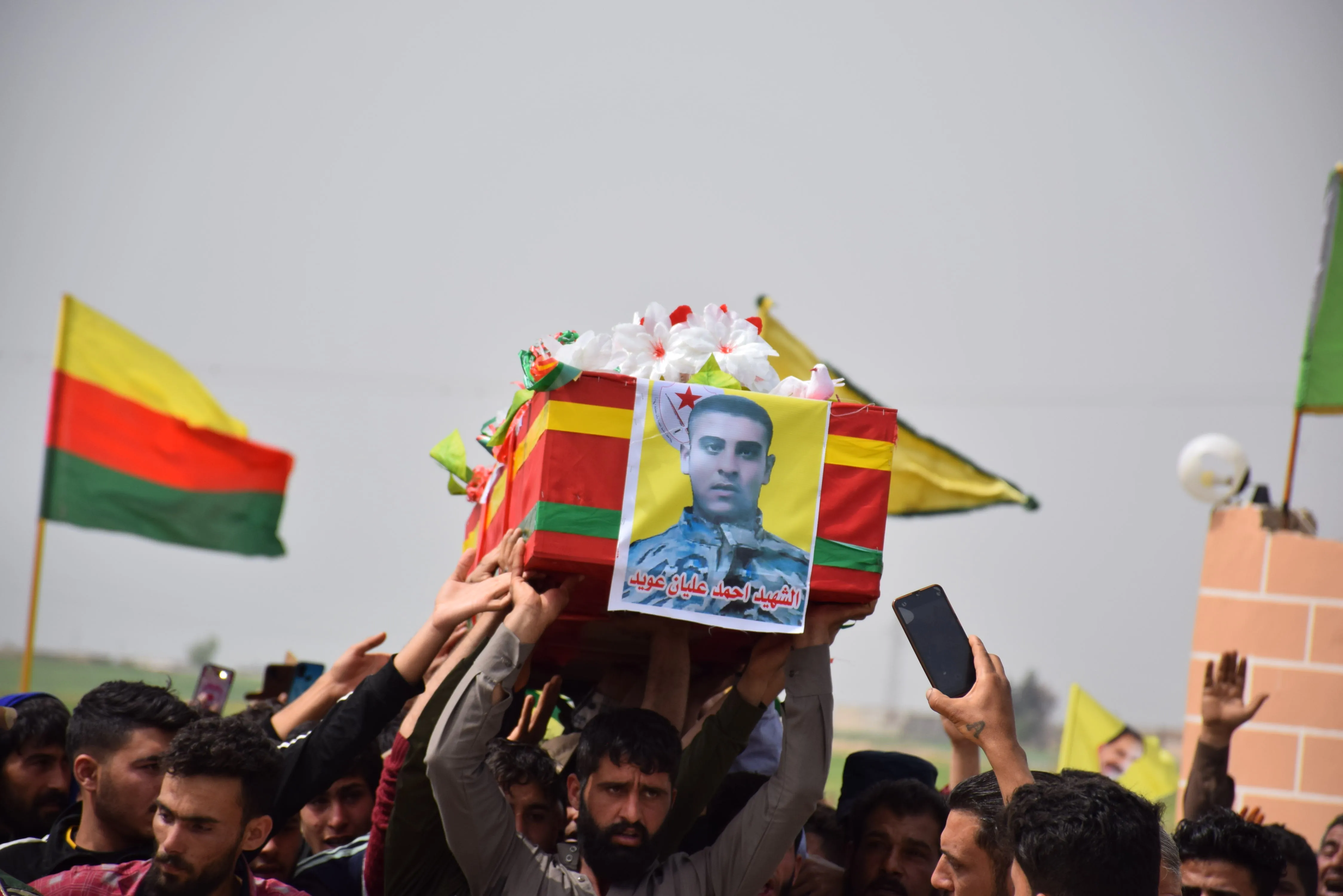 جثمان الشهيد أحمد عويد يوارى الثرى في مزار الشهيد دلشير بتربه سبيه