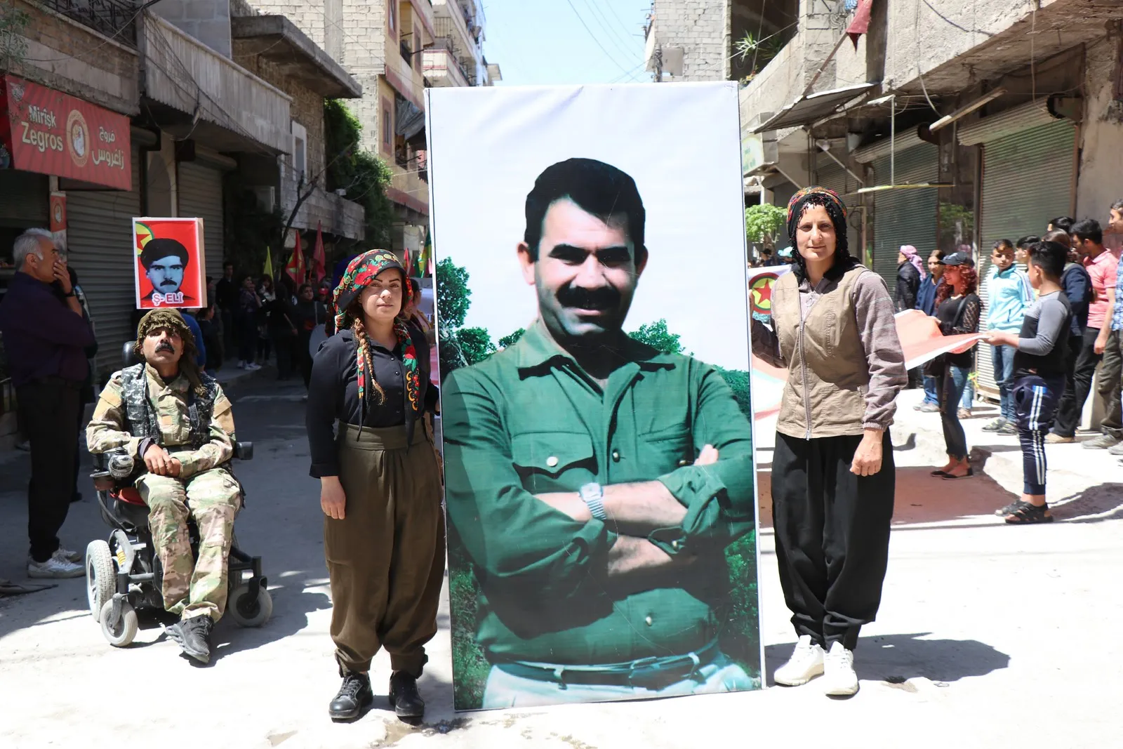 المئات في حلب يتظاهرون تحت شعار" تسقط كل المؤامرات الدولية والخيانات البرزانية والنصر لمقاومة الكريلا"