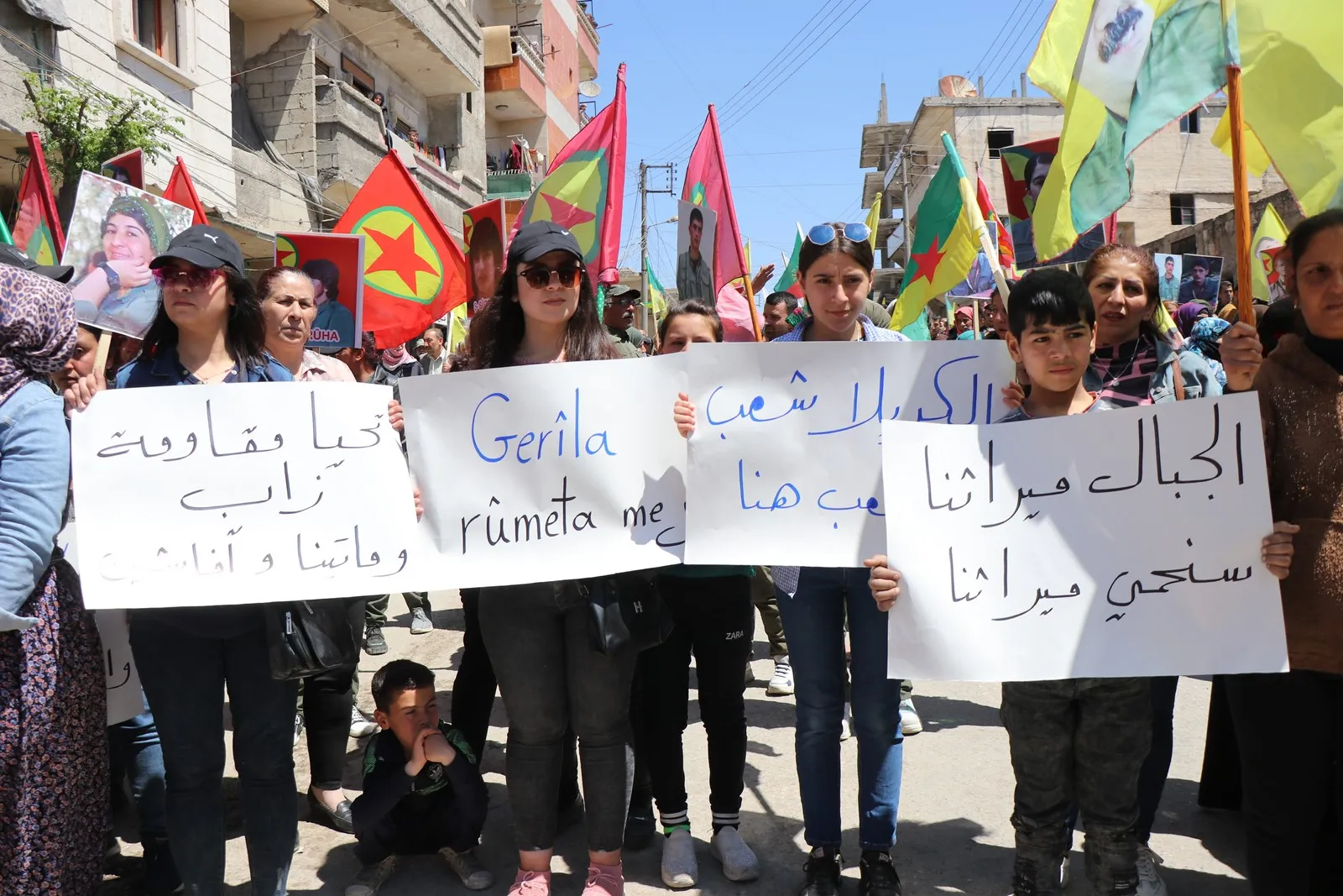المئات في حلب يتظاهرون تحت شعار" تسقط كل المؤامرات الدولية والخيانات البرزانية والنصر لمقاومة الكريلا"