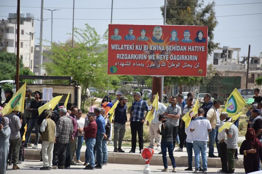 ​​​​​​​أهالي إقليم الفرات يتظاهرون ضد الهجومين الأخيرين على أحياء كوباني وسيارة في ريفها الجنوبي