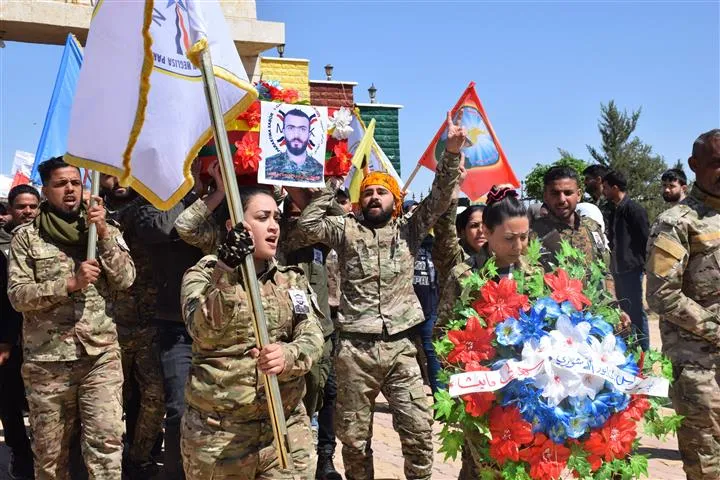 ​​​​​​​مراسم مهيبة لعضو قوات مجلس حرس الخابور زيا تل تمر في مدينة الحسكة