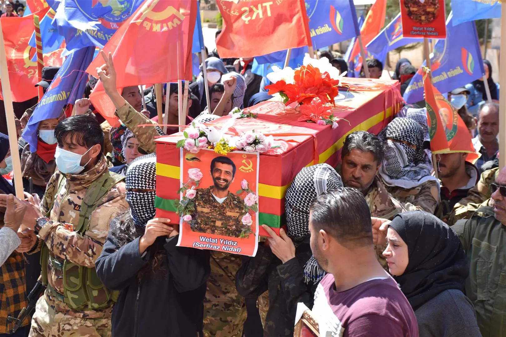 ​​​​​​​المئات في الحسكة يشيعون جثماني الشهيدين روجفان وان وسرفراز نضال