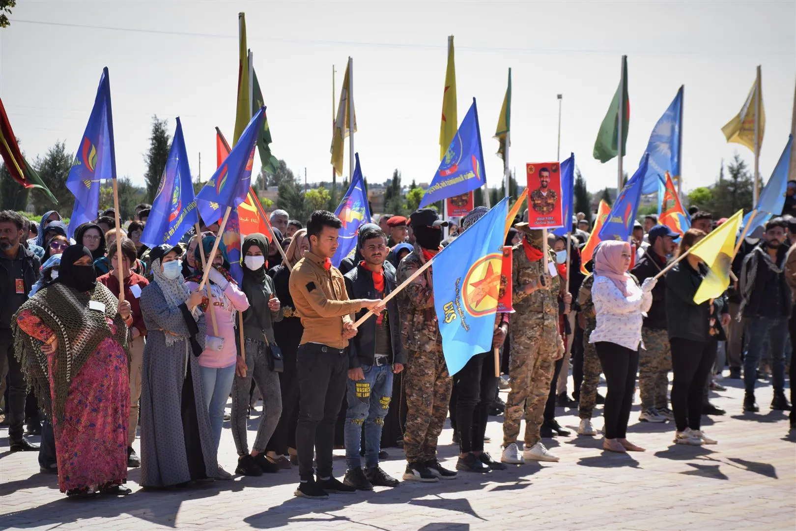 ​​​​​​​المئات في الحسكة يشيعون جثماني الشهيدين روجفان وان وسرفراز نضال