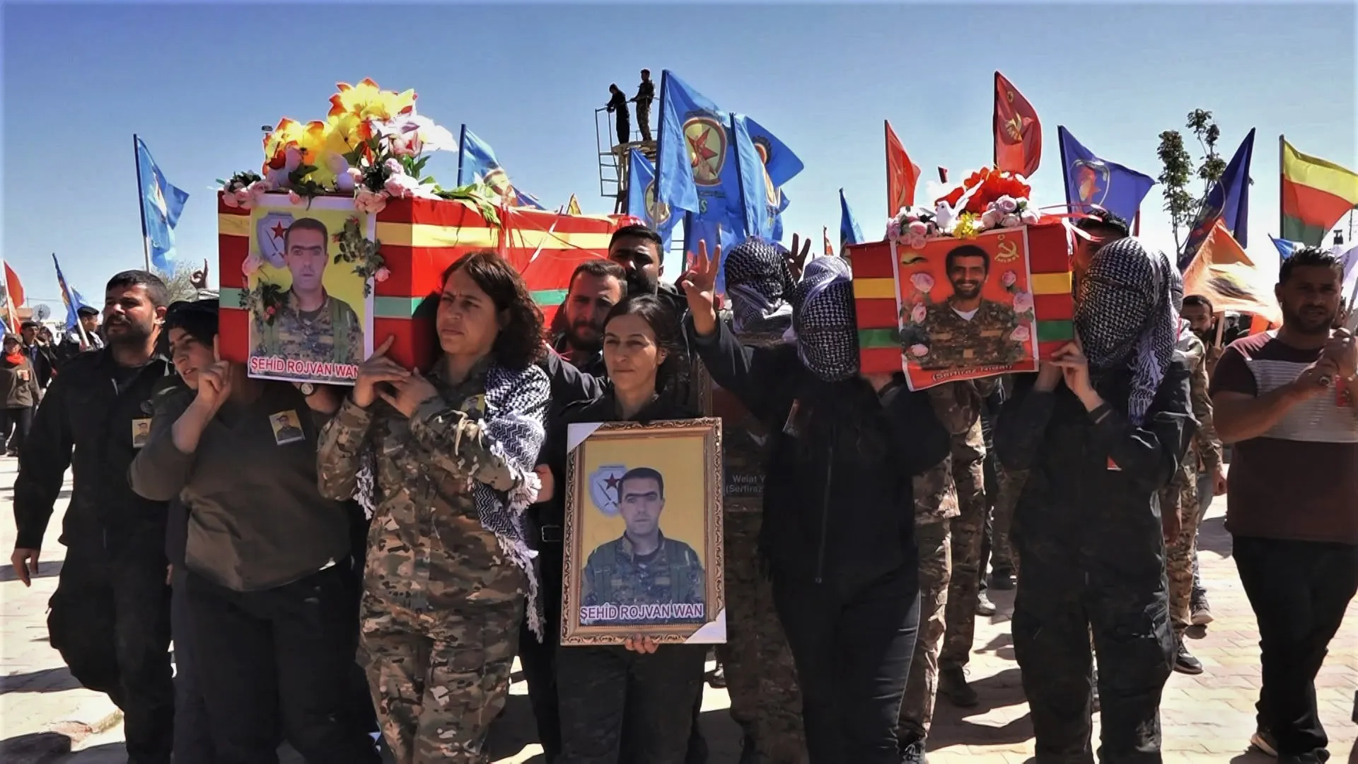 ​​​​​​​المئات في الحسكة يشيعون جثماني الشهيدين روجفان وان وسرفراز نضال