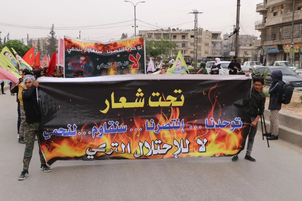 الآلاف من أهالي إقليم الفرات يتظاهرون ضد الهجوم التركي بشراكة PDK ضد الكريلا