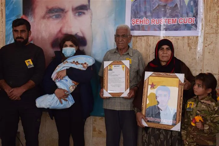 مراسم غيابية في الحسكة لمقاتل من YPG استشهد في كوباني عام 2014
