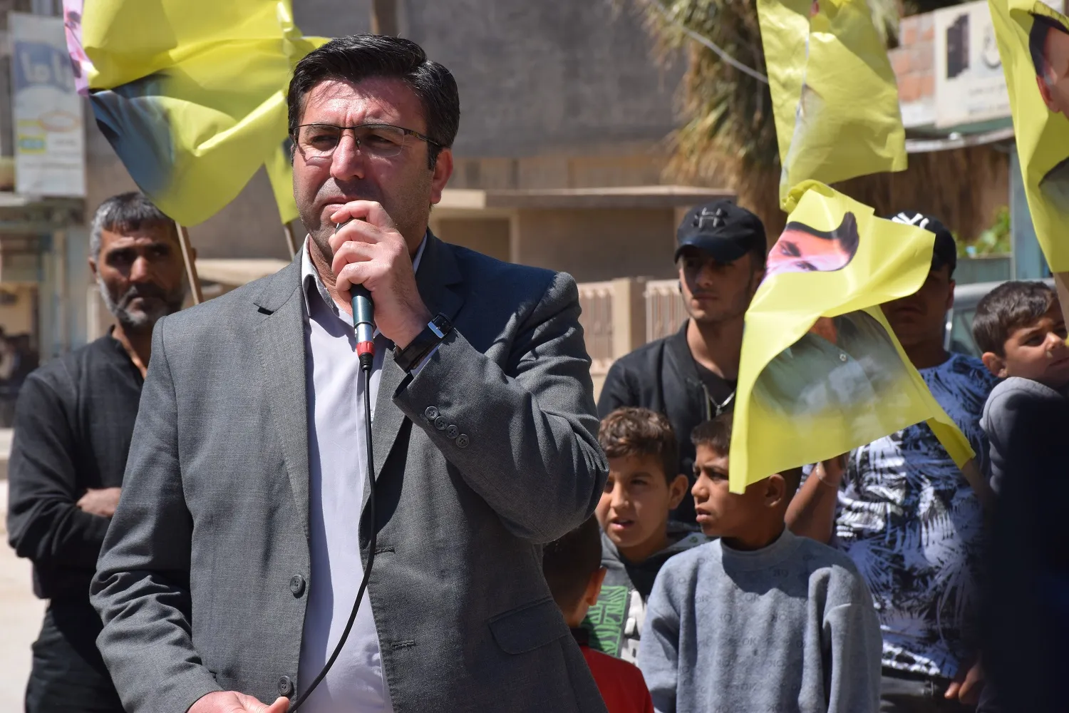 أصوات أهالي عامودا تصدح خلال مظاهرة بـ: لنقاوم ضد الخيانة دفاعاً عن كرامتنا