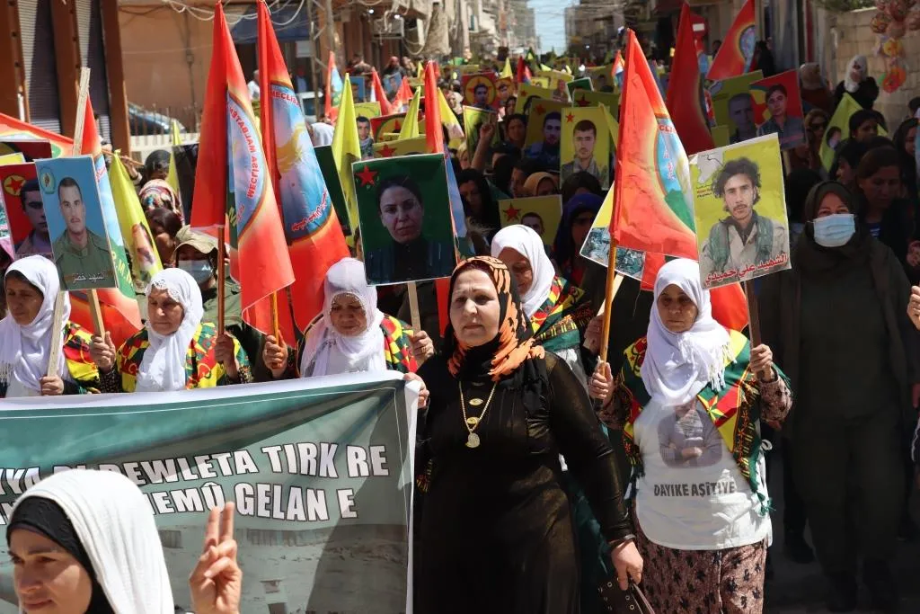 ​​​​​​​المئات في الدرباسية يتظاهرون ضد خيانة الحزب الديمقراطي الكردستاني والدولة الفاشية التركية