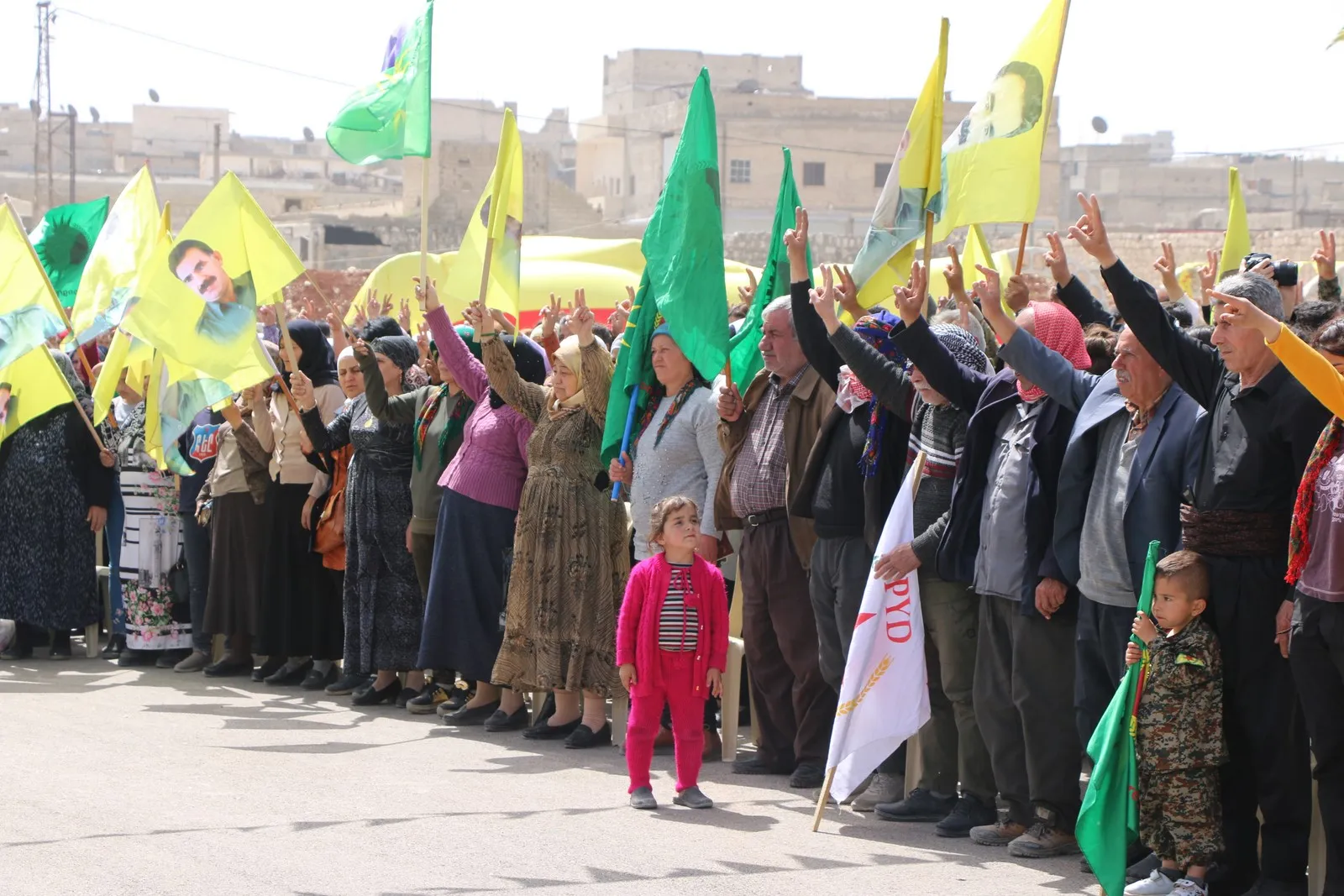 مهرجان للأطفال واحتفالية وزراعة الأشجار في حلب ومنبج احتفاءً بميلاد القائد أوجلان