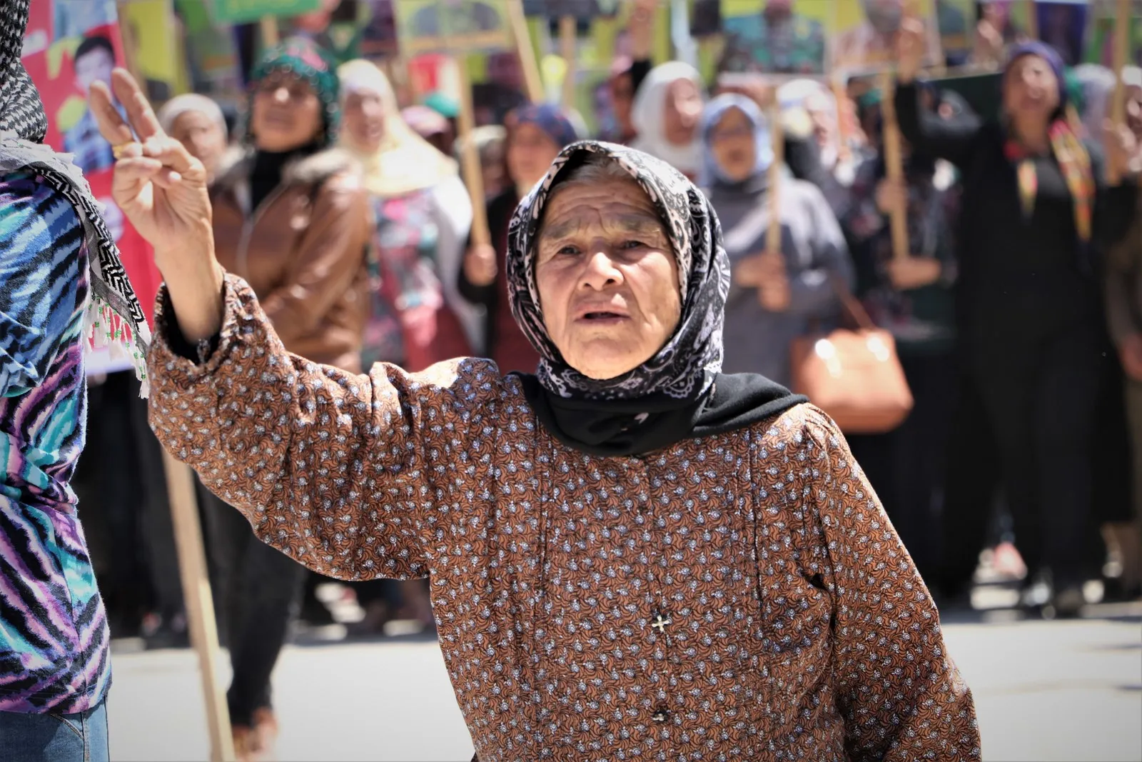 مهجرو عفرين في مقاطعة الشهباء يؤكدون خلال مظاهرة حاشدة دعمهم لمقاومة الكريلا