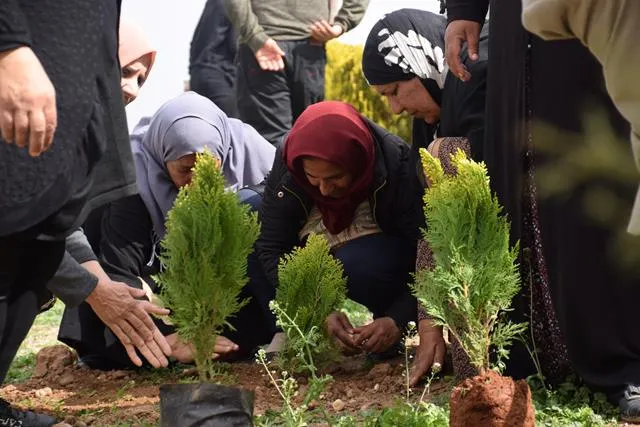 بزراعة الأشجار والمسيرات والاحتفالات شمال وشرق سوريا تحتفل بميلاد القائد أوجلان
