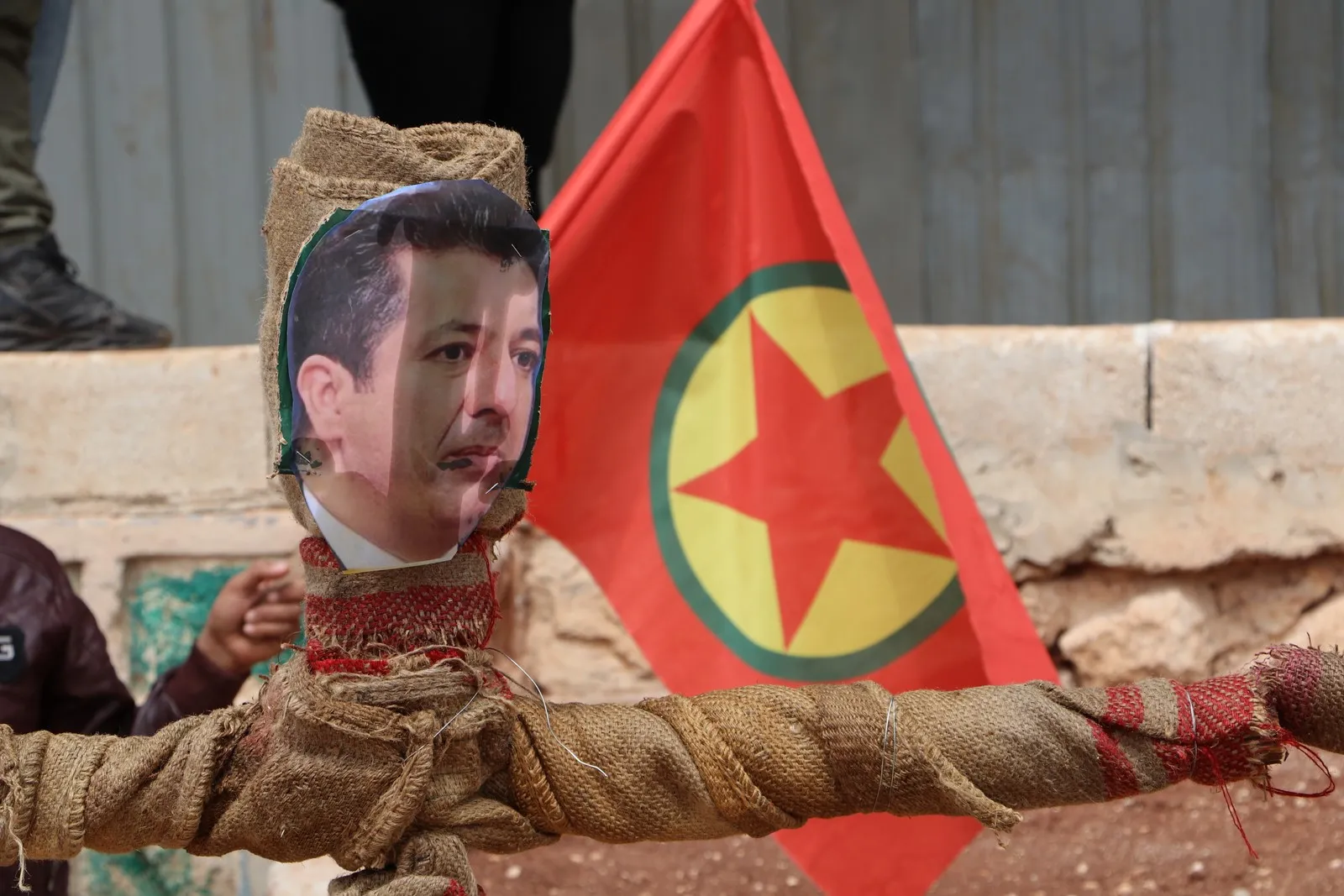 عشرات الآلاف في الشهباء ينددون بخيانة PDK ويؤكدون دعمهم للكريلا