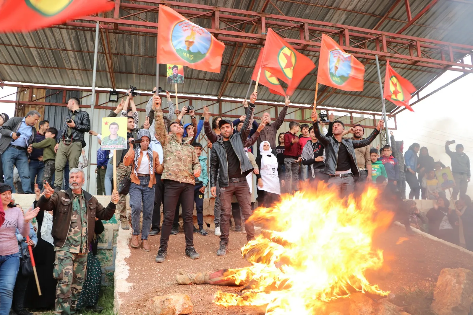 عشرات الآلاف في الشهباء ينددون بخيانة PDK ويؤكدون دعمهم للكريلا