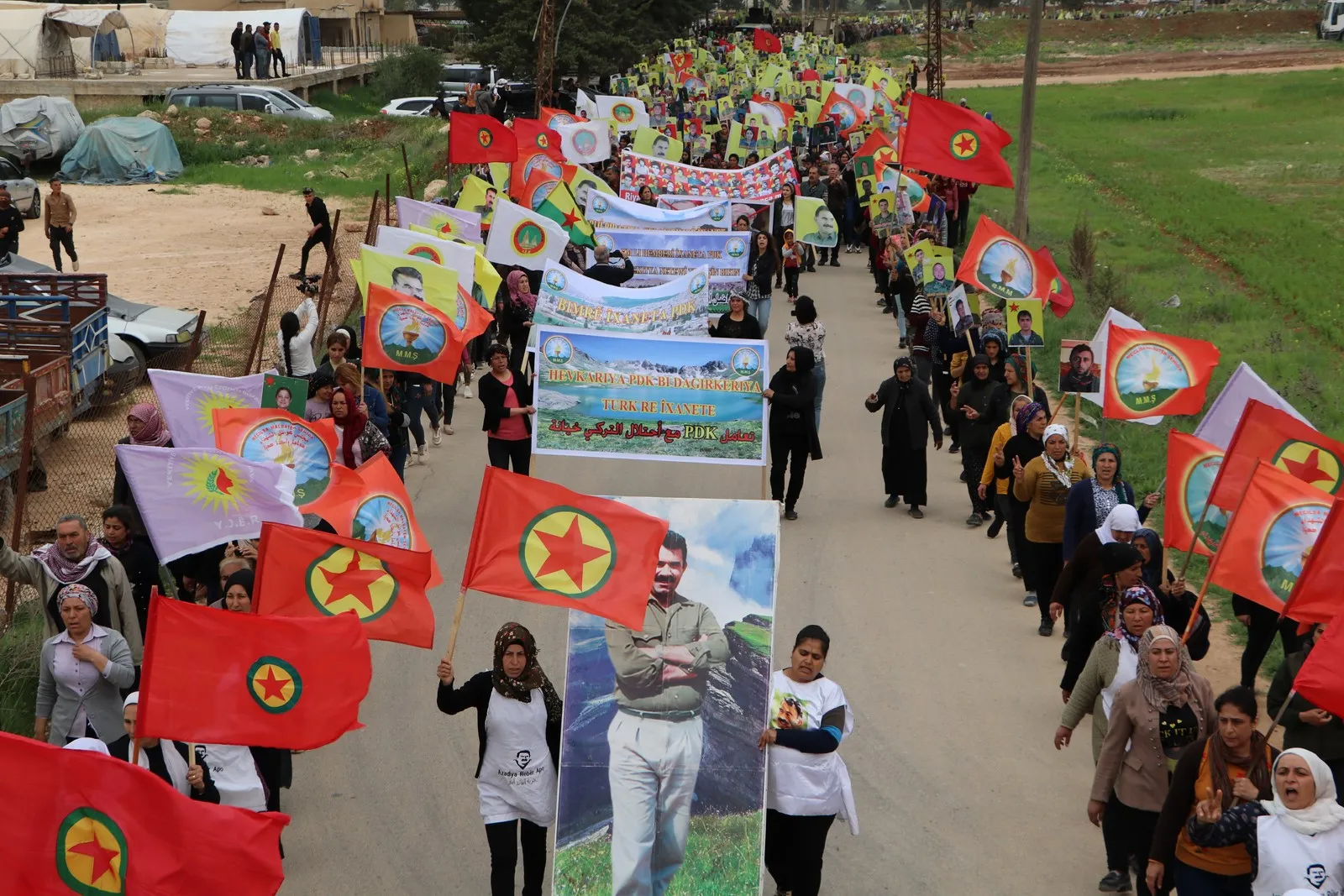 عشرات الآلاف في الشهباء ينددون بخيانة PDK ويؤكدون دعمهم للكريلا