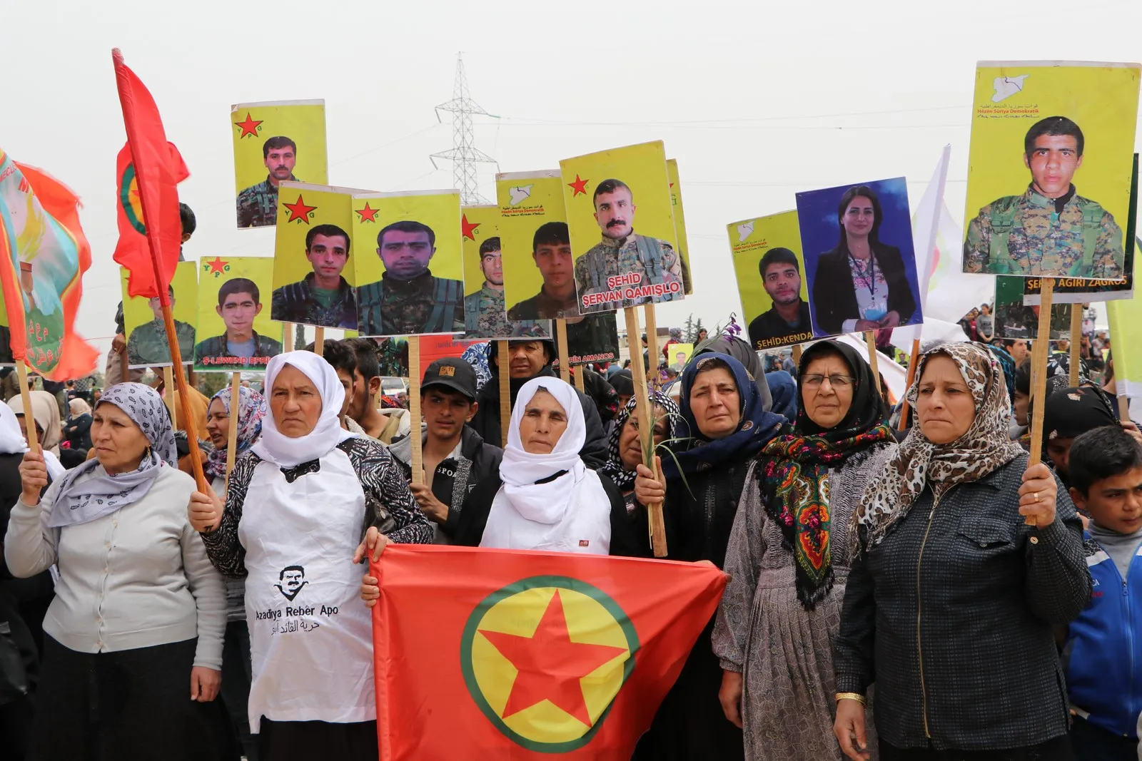 عشرات الآلاف في الشهباء ينددون بخيانة PDK ويؤكدون دعمهم للكريلا