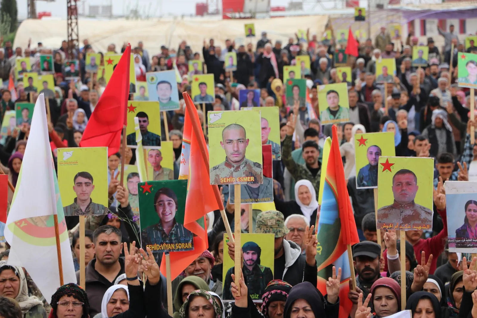 عشرات الآلاف في الشهباء ينددون بخيانة PDK ويؤكدون دعمهم للكريلا