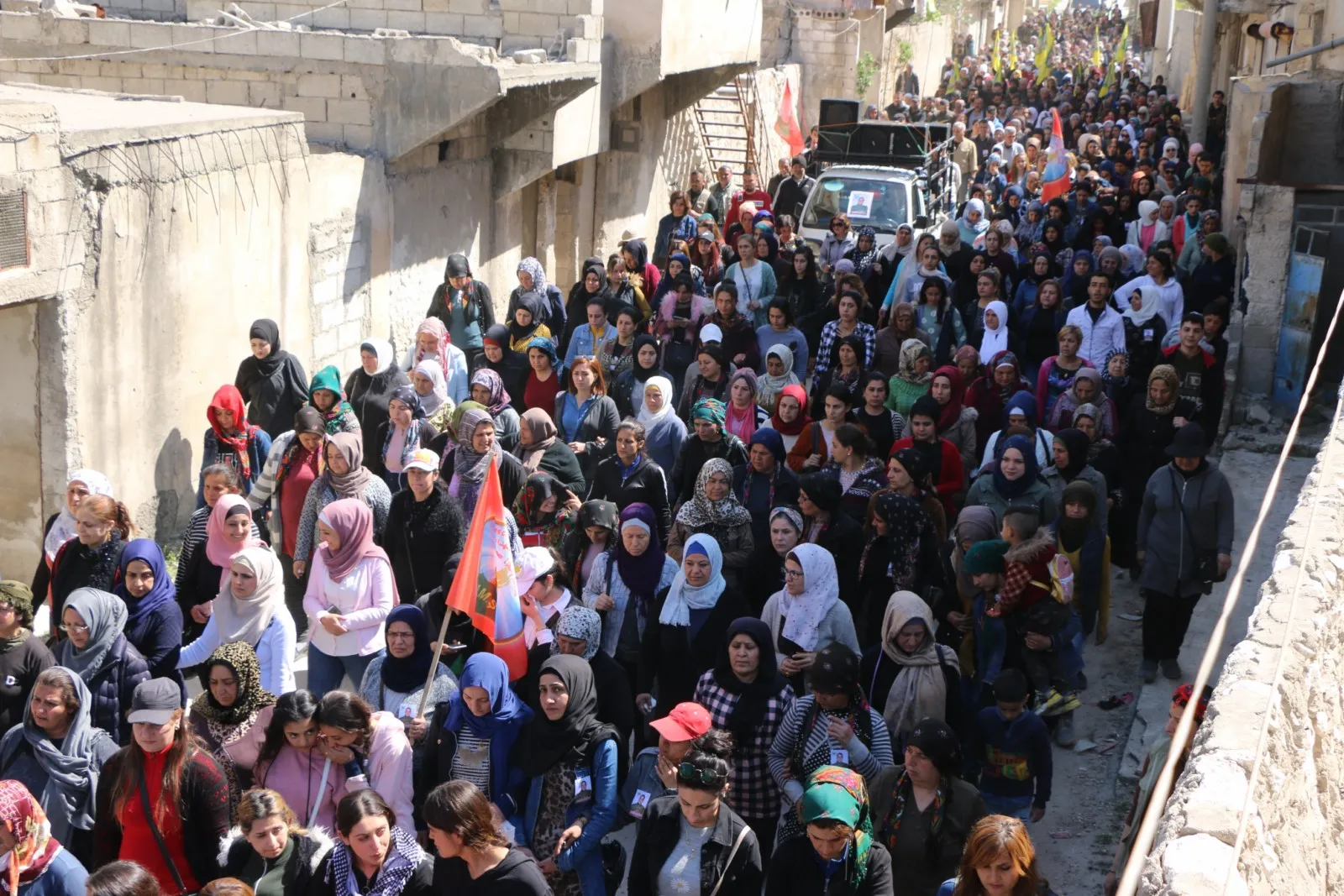 أهالي حلب يشيعون جثمان الشهيدة حنيفة يوسف عضوة قوى الأمن الداخلي