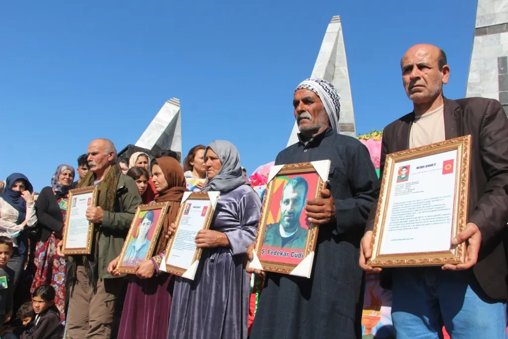 ​​​​​​​كوباني تودع 3 شهيدات استهدفتهن مسيرة للاحتلال التركي وتقيم مراسم غيابية لثلاثة من شهداء الكريلا