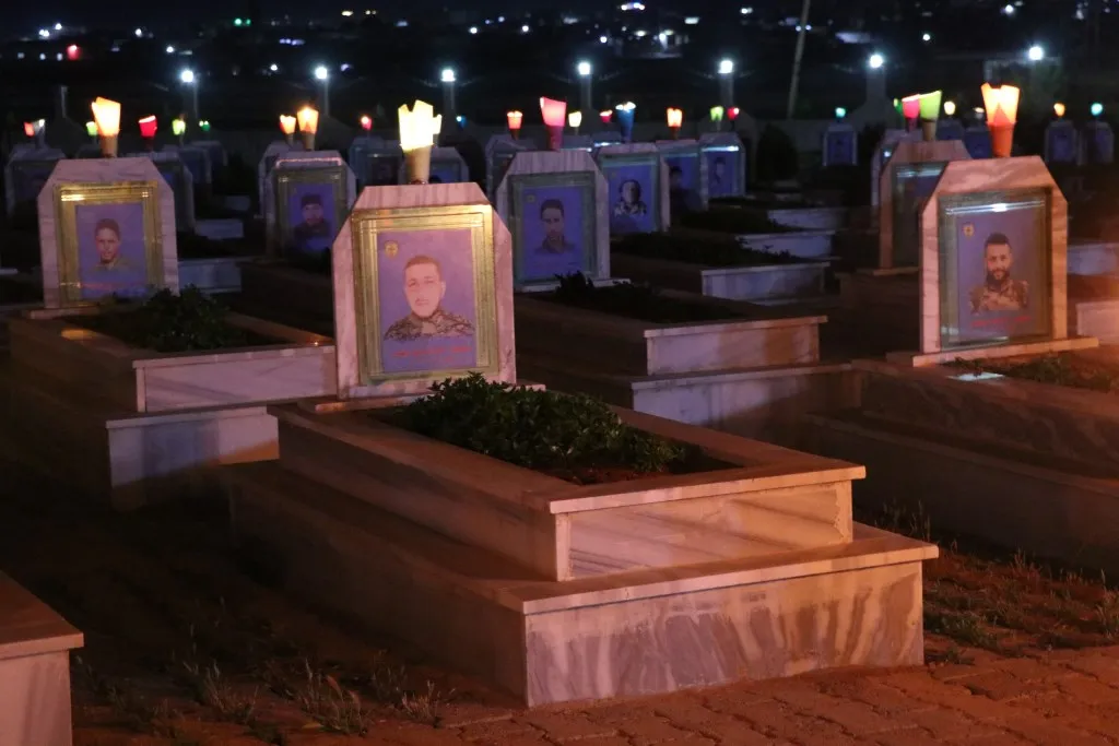 ​​​​​​​أهالي منبج يستذكرواً الشهداء بمناسبة حلول عيد الشهداء