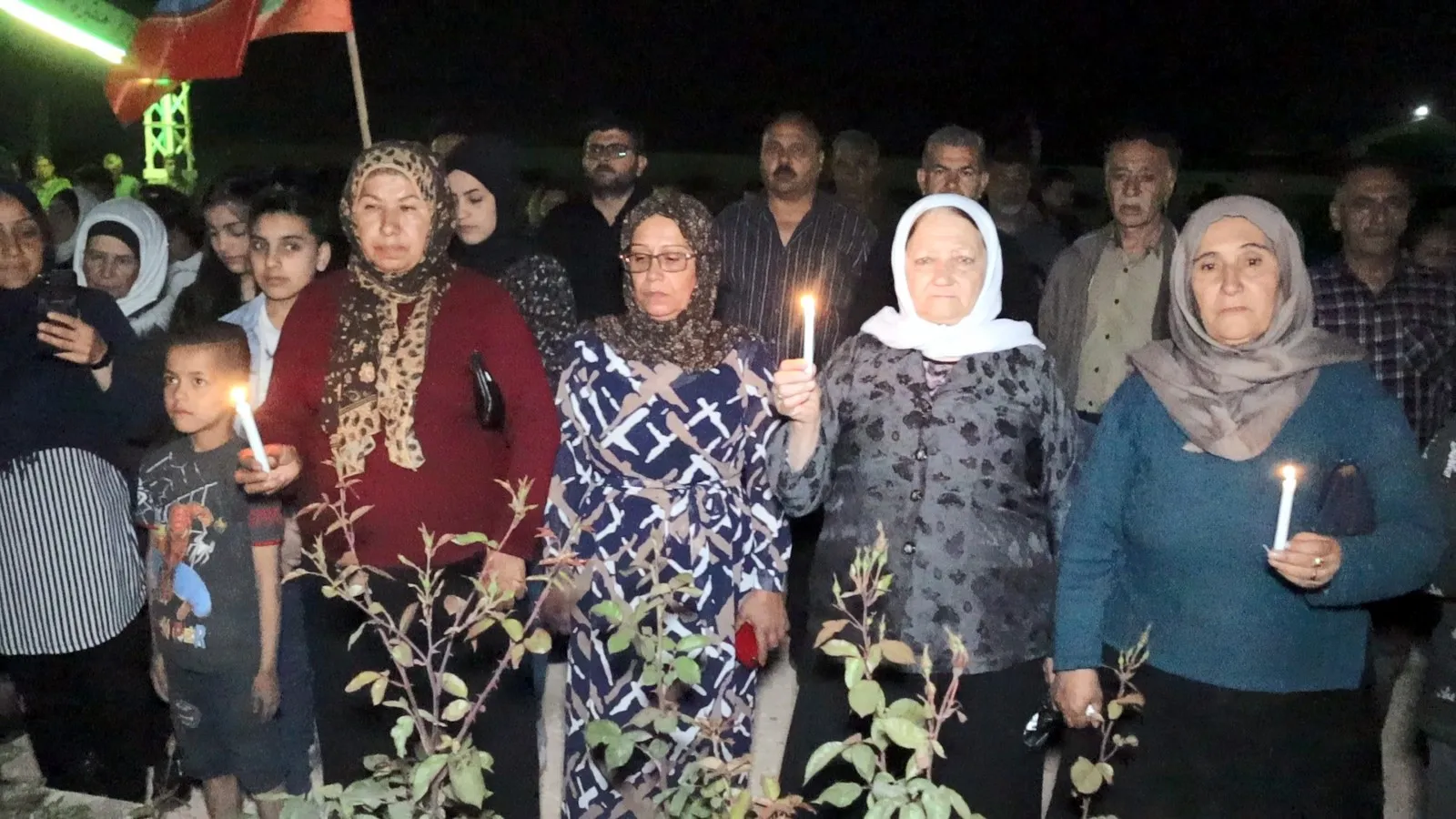 ​​​​​​​أهالي حلب يستذكرون شهداء شهر نيسان بإيقاد الشموع على الأضرحة