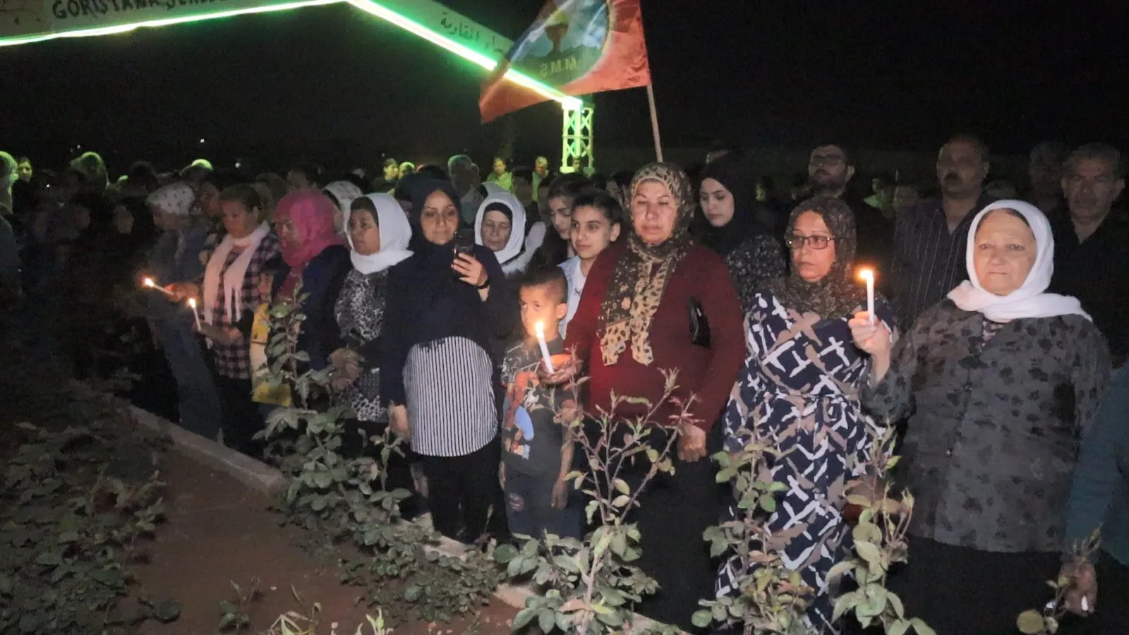 ​​​​​​​أهالي حلب يستذكرون شهداء شهر نيسان بإيقاد الشموع على الأضرحة