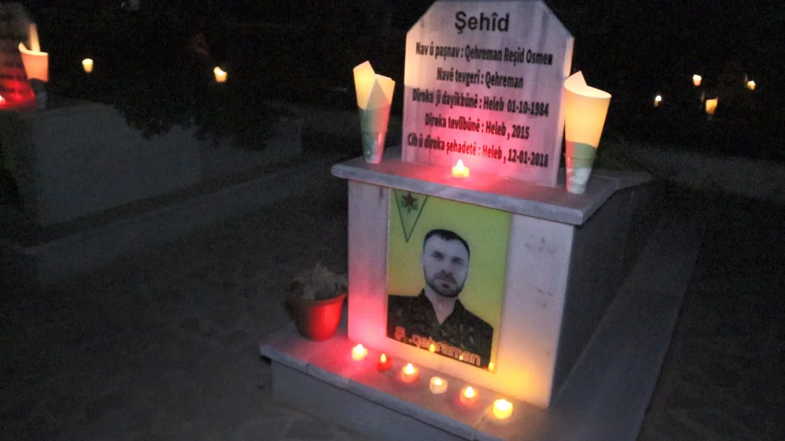 ​​​​​​​أهالي حلب يستذكرون شهداء شهر نيسان بإيقاد الشموع على الأضرحة